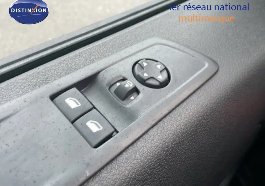 Gros plan sur les commandes de réglage des vitres et des rétroviseurs côté conducteur du Citroën Jumpy gris titane.