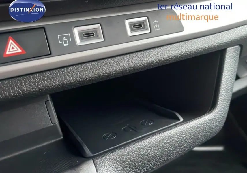 Gros plan sur la console centrale du Citroën Jumpy L3 gris titane, montrant ports USB et espace de rangement noir.