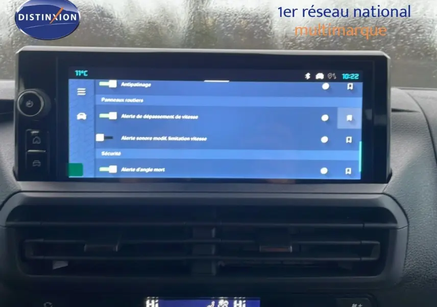 Écran tactile central du tableau de bord du Citroën Jumpy Long L3 2025, affichant les réglages d’alerte et sécurité.