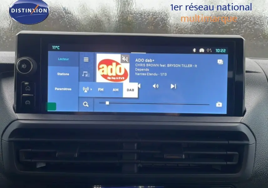 Écran tactile central du tableau de bord du Citroën Jumpy L3 gris titane, affichant la radio DAB en intérieur.