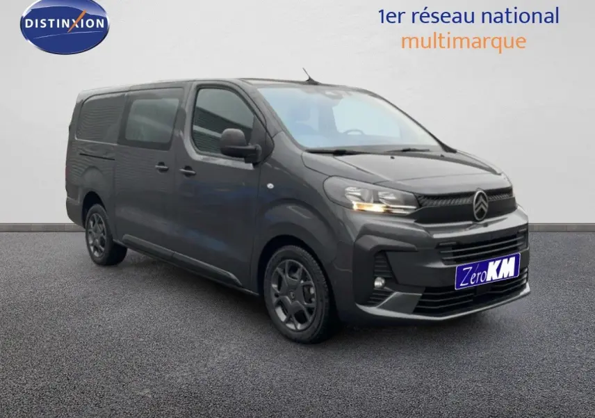 Vue 3/4 avant droit du Citroën Jumpy Cabine Approfondie gris titane métal avec calandre noire et jantes foncées.