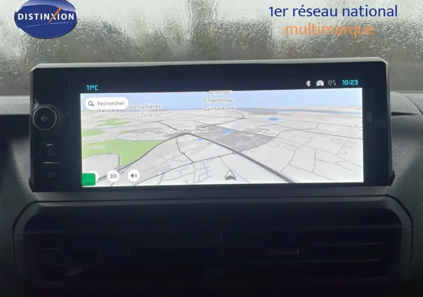 Vue rapprochée de l'écran tactile central du Citroën Jumpy Long L3 gris titane, affichant la navigation GPS.