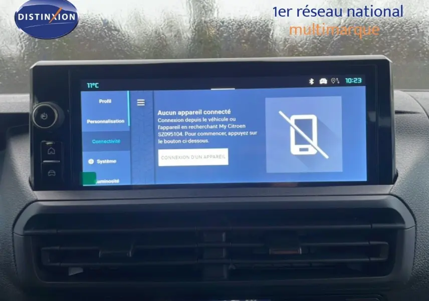 Écran tactile central du tableau de bord du Citroën Jumpy L3 gris titane, affichant le menu connectivité.
