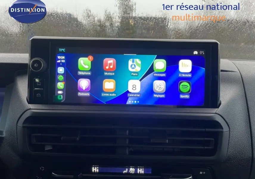 Écran tactile central affichant l'interface multimédia dans l'habitacle du Citroën Jumpy Cabine Approfondie gris titane.