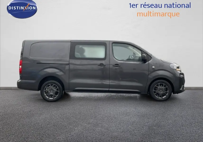 Vue de profil droit d'un Citroën Jumpy Cabine Approfondie gris titane métal, avec fenêtres latérales et jantes foncées.