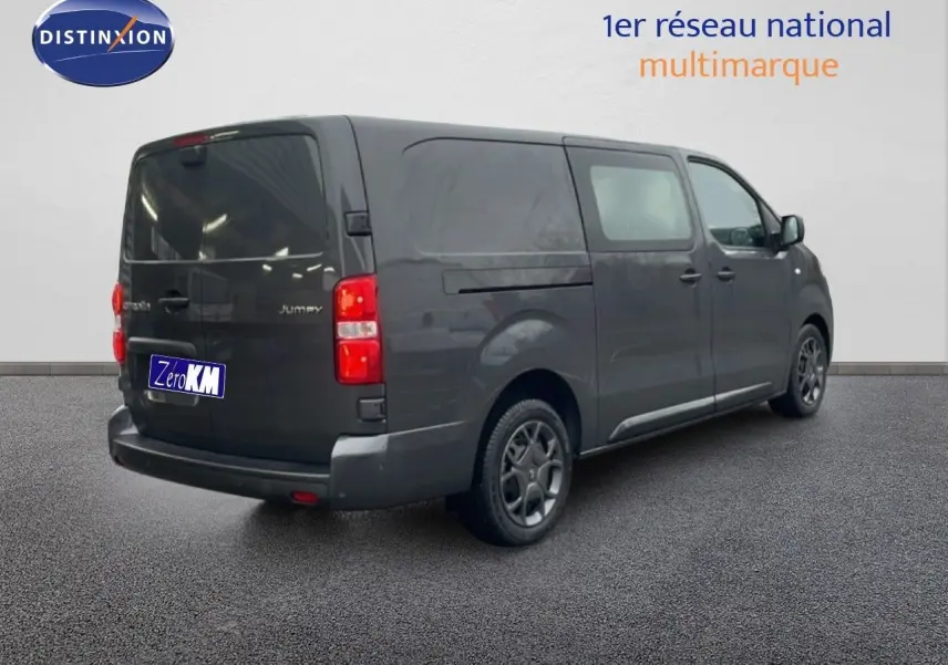 Vue 3/4 arrière droite d'un Citroën Jumpy Cabine Approfondie gris titane métal, utilitaire long avec vitres teintées arrière.