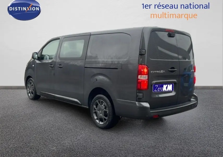 Vue 3/4 arrière droite d'un Citroën Jumpy Cabine Approfondie gris titane métal, utilitaire long avec portes arrière battantes.