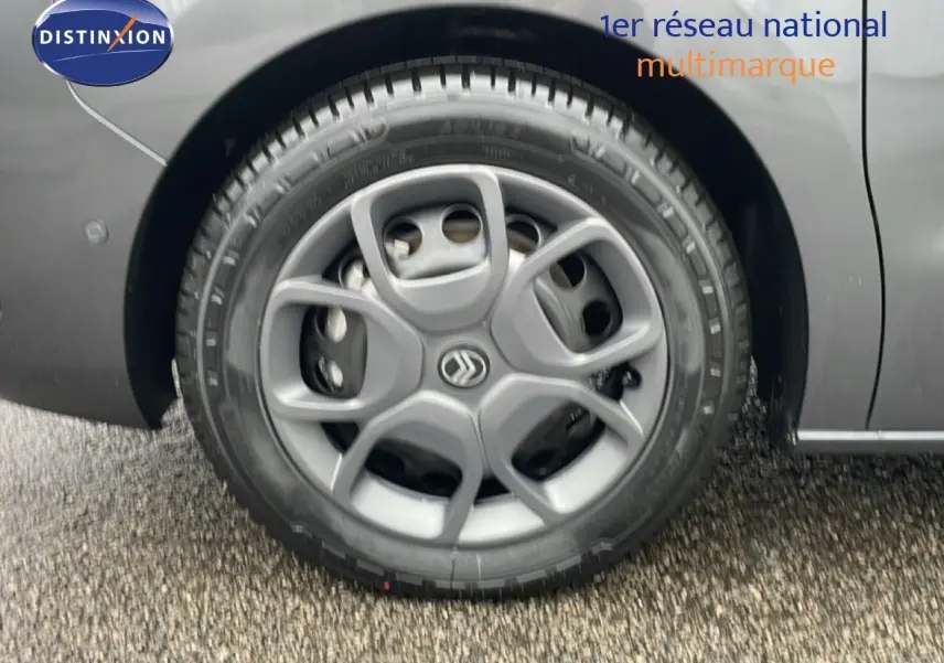 Gros plan sur la roue avant droite d’un Citroën Jumpy gris titane métal avec jante alu au design moderne.