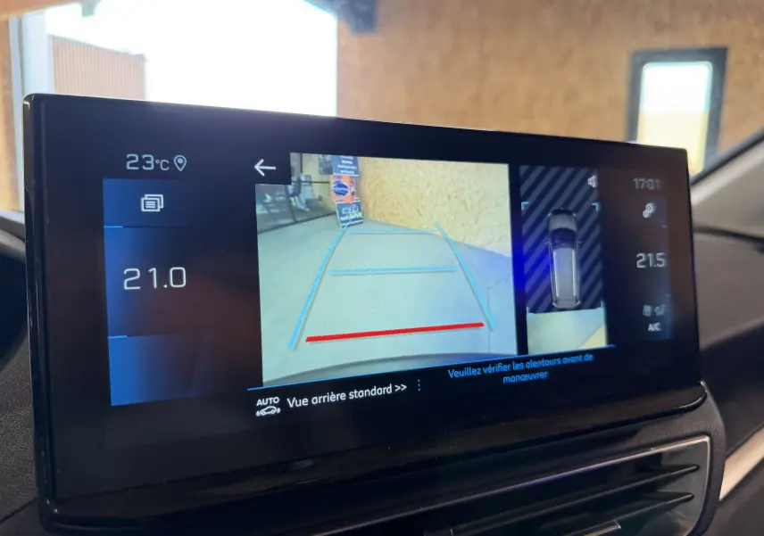 Écran tactile intérieur du Peugeot 5008 1.5 BlueHDi 130 montrant la caméra de recul avec guidage de trajectoire.