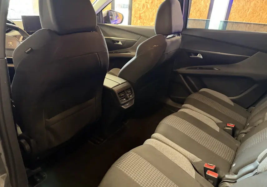 Vue intérieure arrière côté droit du Peugeot 5008 1.5 BlueHDi 130 Allure 2021, sièges tissu noir et gris.
