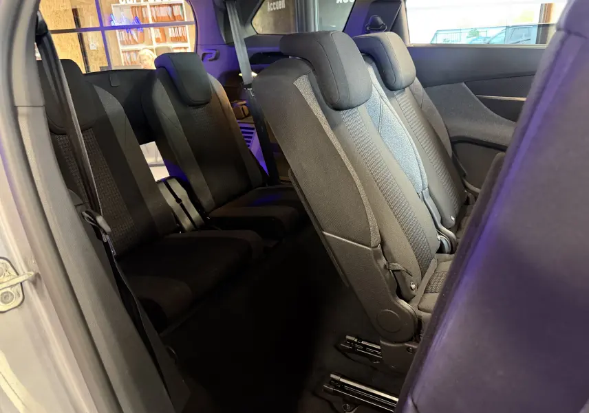 Vue intérieure côté gauche sur les sièges arrière en tissu noir du Peugeot 5008 gris, version 5 places, année 2021.
