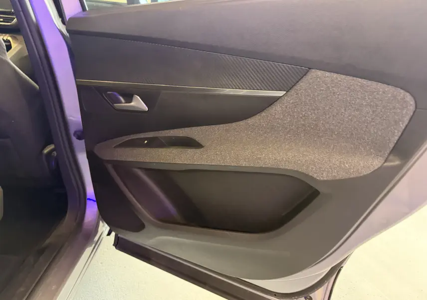 Vue intérieure de la porte arrière droite grise du Peugeot 5008 2021 avec habillage tissu et plastique noir.