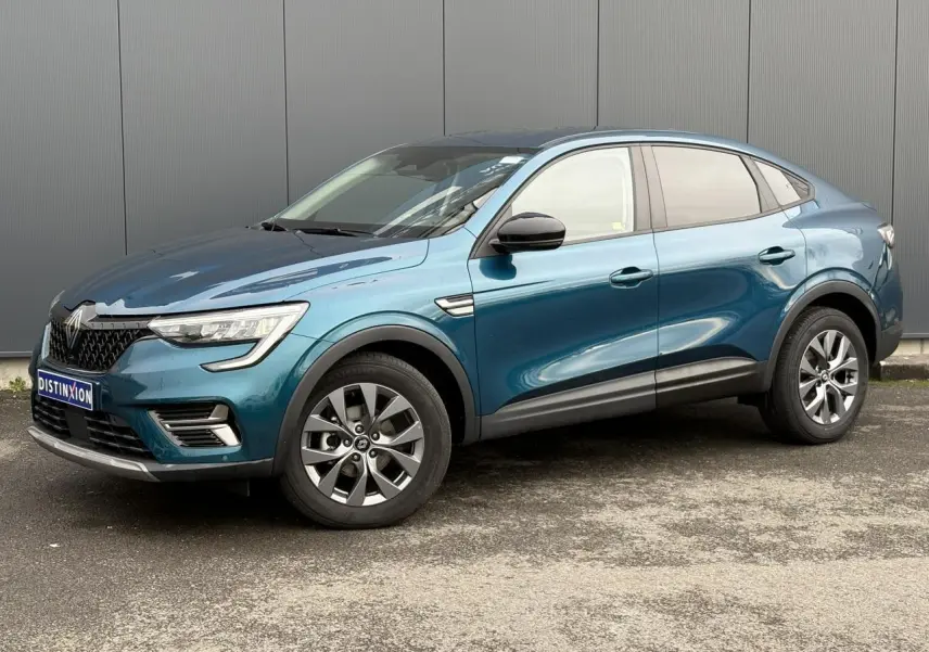 Renault Arkana Bleu Zanzibar en 3/4 avant droit, avec jantes alliage grises et vitres surteintées.