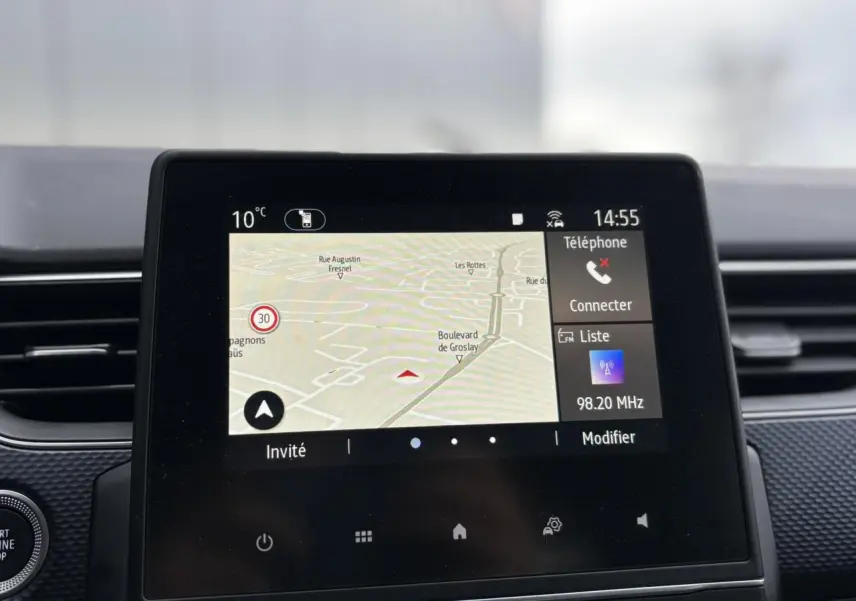 Écran tactile du GPS 7 pouces du Renault Arkana bleu Zanzibar, affichant la navigation et les options téléphone.