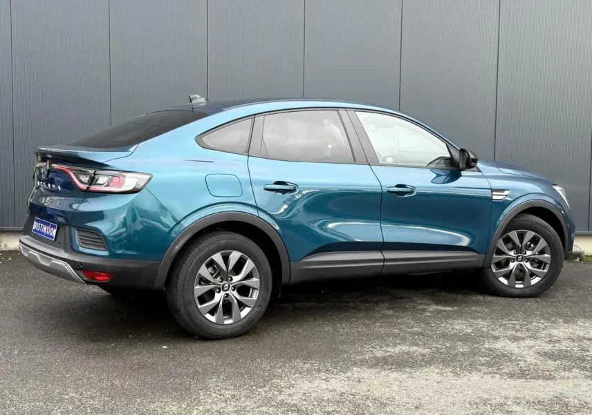 Renault Arkana bleu Zanzibar en vue profil droit, avec jantes alliage grises et vitres arrière surteintées.