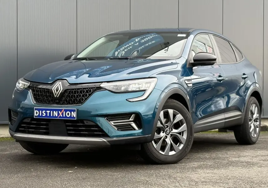 Renault Arkana Bleu Zanzibar en 3/4 avant droit, avec calandre noire et jantes alliage grises 17 pouces.