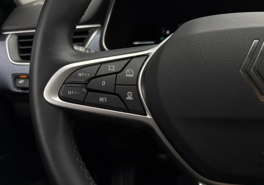 Gros plan sur le volant noir avec commandes intégrées du Renault Arkana TCE 140 Evolution 2025.