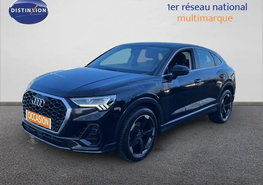 Audi Q3 Sportback noir en 3/4 avant droit, avec calandre hexagonale et jantes noires distinctives.