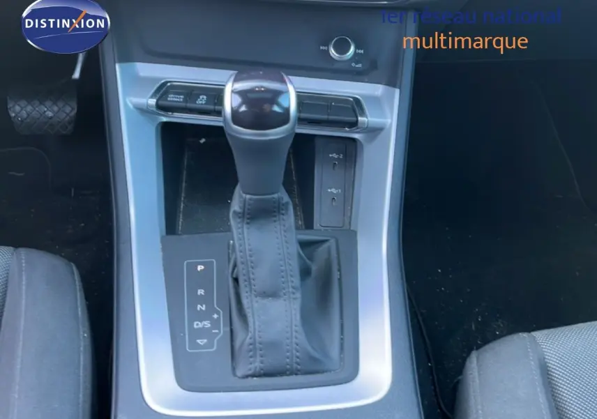 Le levier de vitesses automatique noir de l'Audi Q3 Sportback 35 TDI 150 S-Line 2022 vu de dessus.