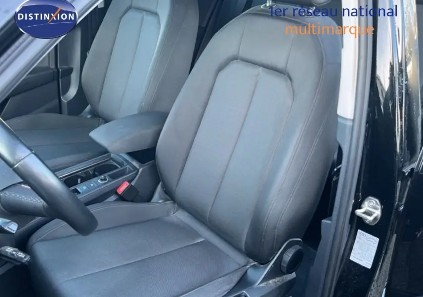 Vue intérieure montrant les sièges avant noirs de l'Audi Q3 Sportback 35 TDI 150 S-Line, porte ouverte côté conducteur.