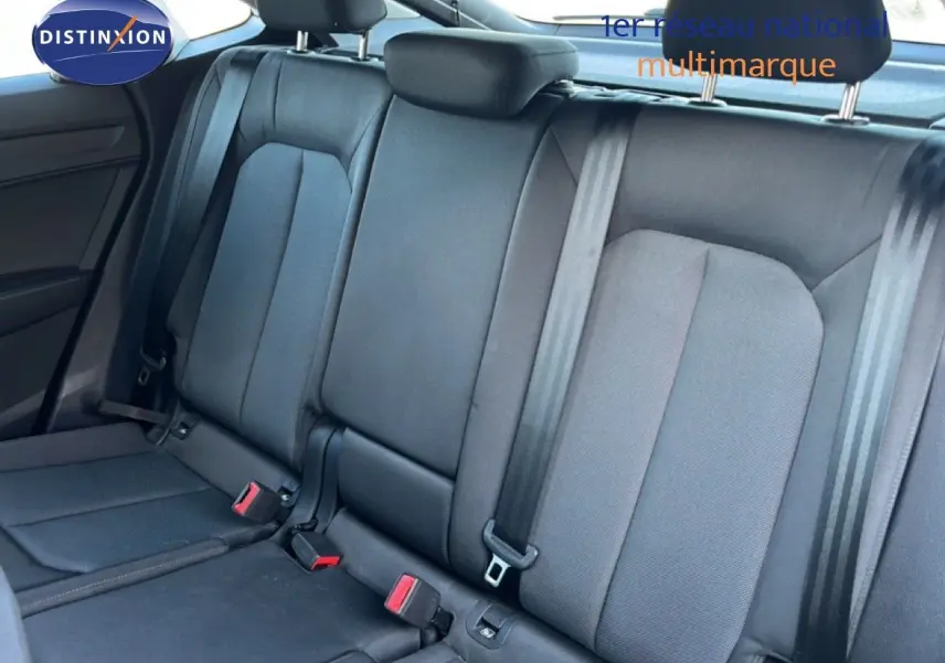 Vue intérieure montrant la banquette arrière noire de l'Audi Q3 Sportback 35 TDI 2022 avec ceintures et appuie-têtes.