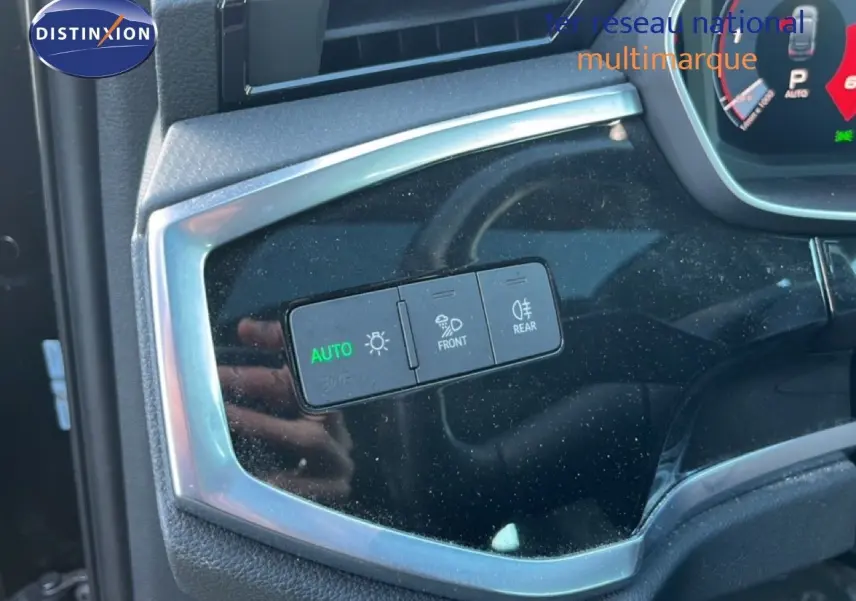 Gros plan sur les commandes d’éclairage avec finition noire brillante et contour argenté dans l’Audi Q3 Sportback 2022.