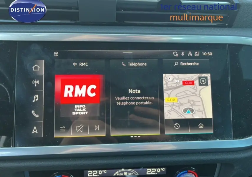Vue intérieure sur l'écran tactile central de l'Audi Q3 Sportback 35 TDI 2022 avec interface multimédia et navigation.