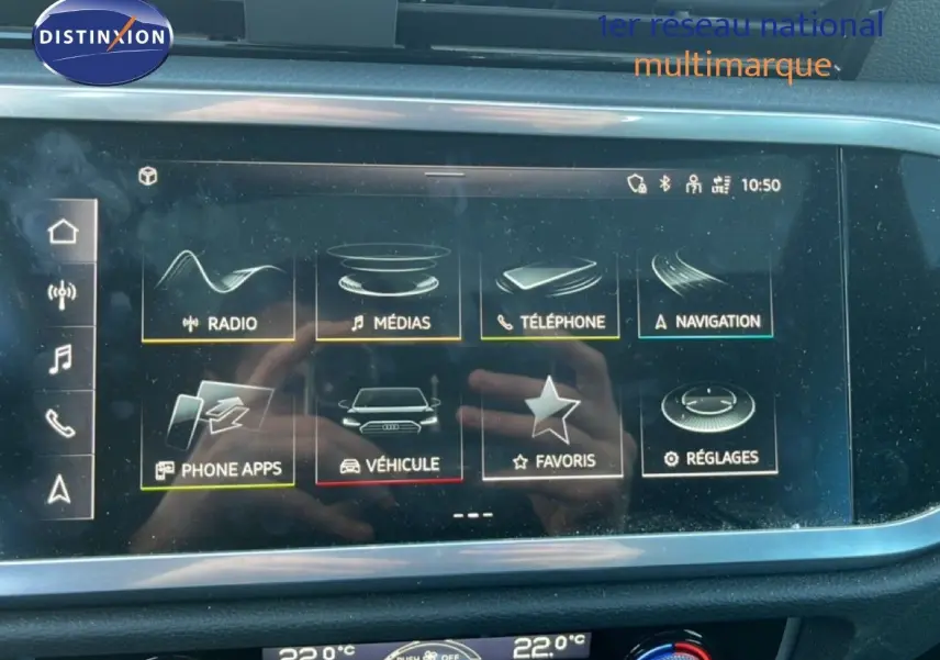 Écran tactile central de l’Audi Q3 Sportback noir 2022 affichant les options radio, médias, téléphone et navigation.