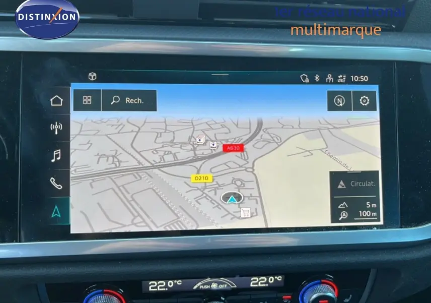 Vue rapprochée de l'écran de navigation et de la console de climatisation du tableau de bord d'un Audi Q3 Sportback noir 2022.