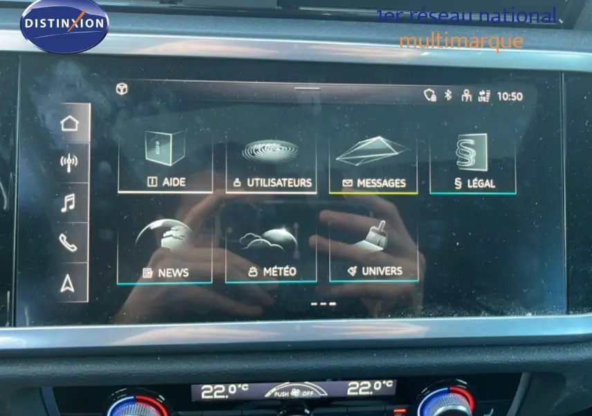 Écran tactile central de l'Audi Q3 Sportback noir 2022, vue frontale du système multimédia et climatisation digitale.