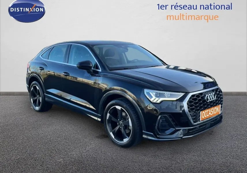 Audi Q3 Sportback noir vue 3/4 avant droit, avec calandre hexagonale et jantes noires distinctives.