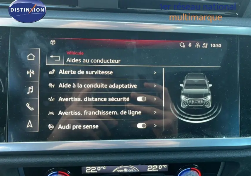 Écran tactile du tableau de bord d'un Audi Q3 Sportback noir 2022 affichant les aides à la conduite.