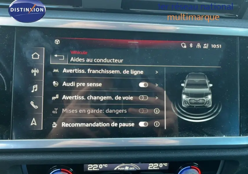 Écran central de l'Audi Q3 Sportback noir 2022 affichant les aides au conducteur et la température intérieure à 22°C.