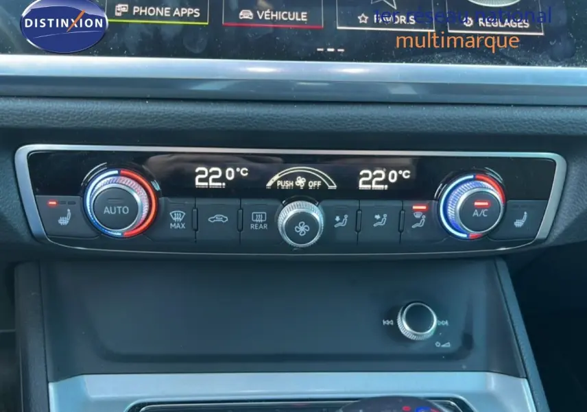 Détail du tableau de bord de l’Audi Q3 Sportback noir 2022 montrant la commande de climatisation digitale avec réglages à 22°C.