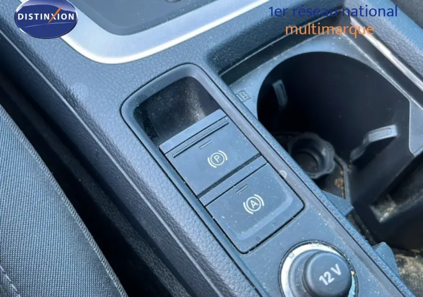Gros plan sur la console centrale noire de l'Audi Q3 Sportback 35 TDI 2022, montrant les commandes de frein à main et prise 12V.