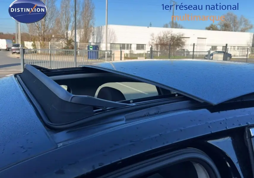 Toit ouvrant panoramique ouvert sur le dessus d’un Audi Q3 Sportback noir, vue rapprochée en extérieur.