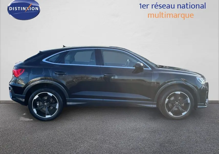 Audi Q3 Sportback noir vue de profil côté gauche, soulignant sa silhouette coupée et ses jantes noires distinctives.
