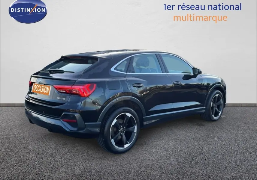 Audi Q3 Sportback noir vue 3/4 arrière droit, mettant en valeur ses lignes dynamiques et ses jantes noires.
