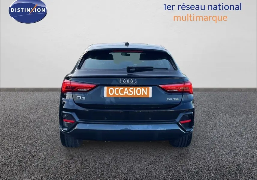 Vue arrière d’un Audi Q3 Sportback noir 35 TDI avec feux LED et plaque « Occasion » visible au centre.