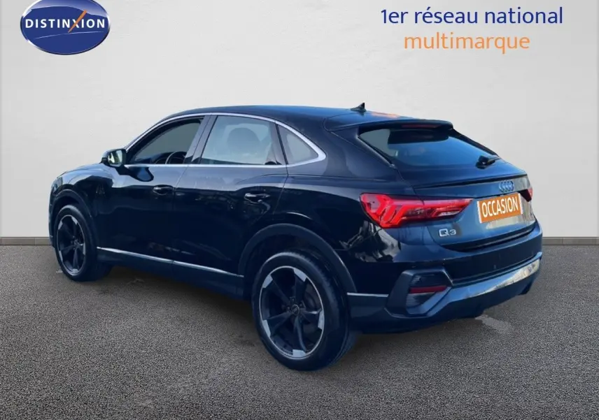 Audi Q3 Sportback noir vue 3/4 arrière droit, mettant en valeur ses feux arrière LED et ses jantes noires.