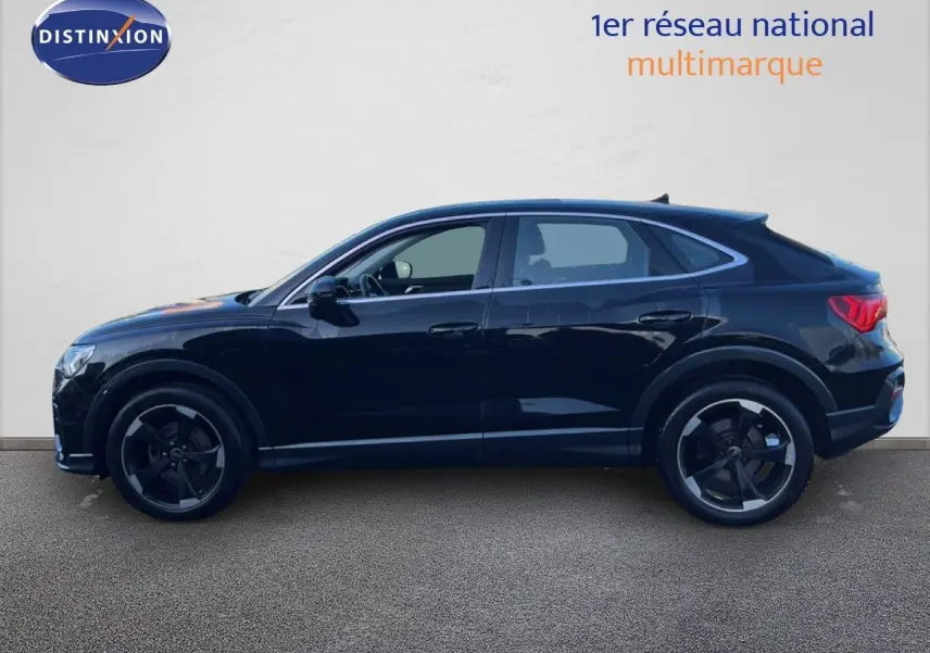 Audi Q3 Sportback noir vue de profil côté gauche, soulignant ses jantes noires et sa silhouette dynamique.