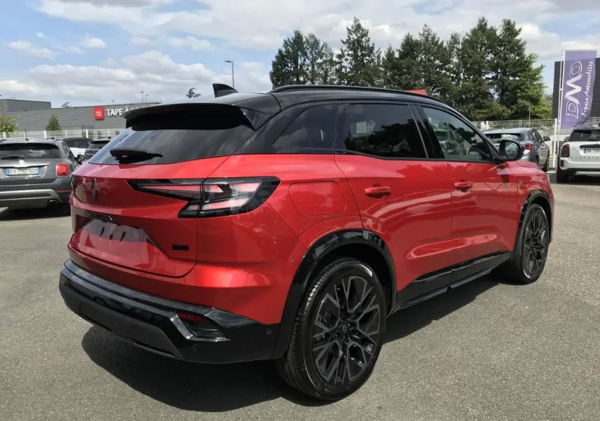 Vue 3/4 arrière droite du Renault Austral 2025 bi-ton rouge et noir avec jantes alliage noires et feux arrière LED.