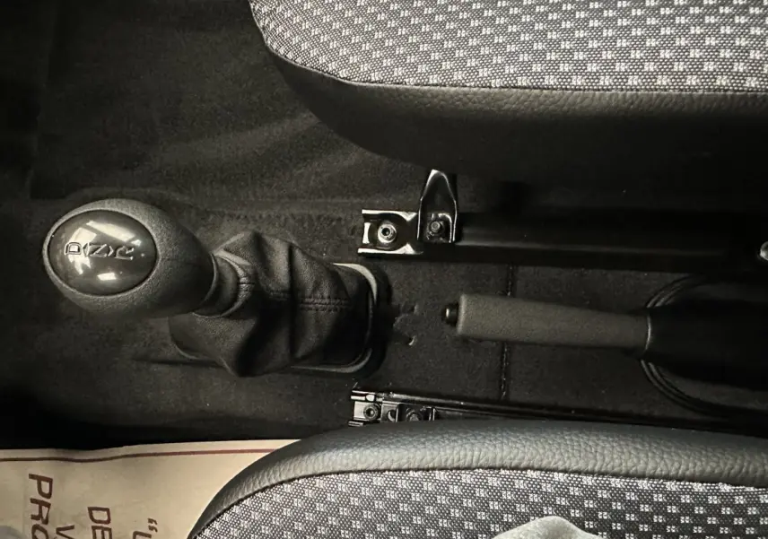 Gros plan sur la commande de boîte automatique et frein à main dans l'habitacle de l'AIXAM Ambition E City Pack 2026.