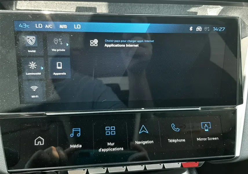 Écran tactile central de la Peugeot 308 III Ph.2 affichant le menu des applications internet, avec commandes tactiles en bas.