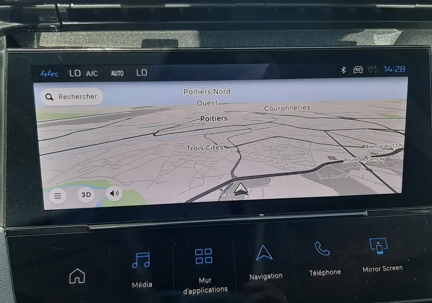 Écran tactile central de la Peugeot 308 III Ph.2, affichant la navigation avec carte de Poitiers, ambiance intérieure moderne.