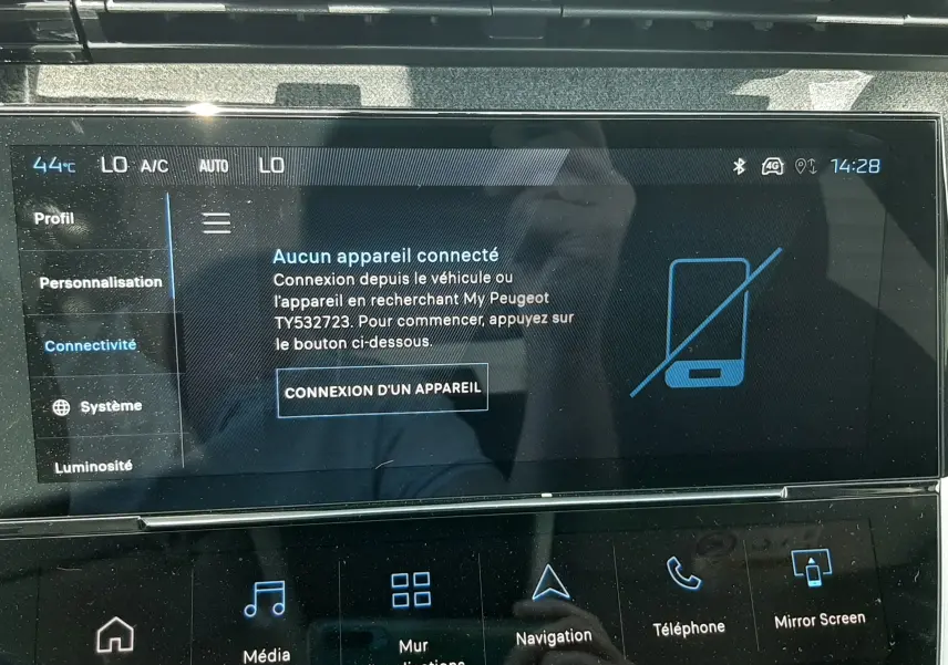 Écran tactile central de la Peugeot 308 III Ph.2, affichant le menu de connectivité sans appareil connecté.