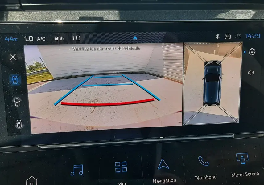 Affichage de la caméra de recul et vue 360° sur l'écran multimédia d'une Peugeot 308 gris selenium, angle arrière droit.