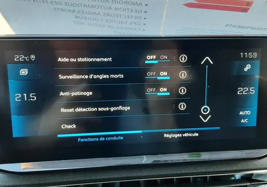 Écran tactile central du Peugeot 3008 2023 affichant les réglages d’aide à la conduite et la climatisation.