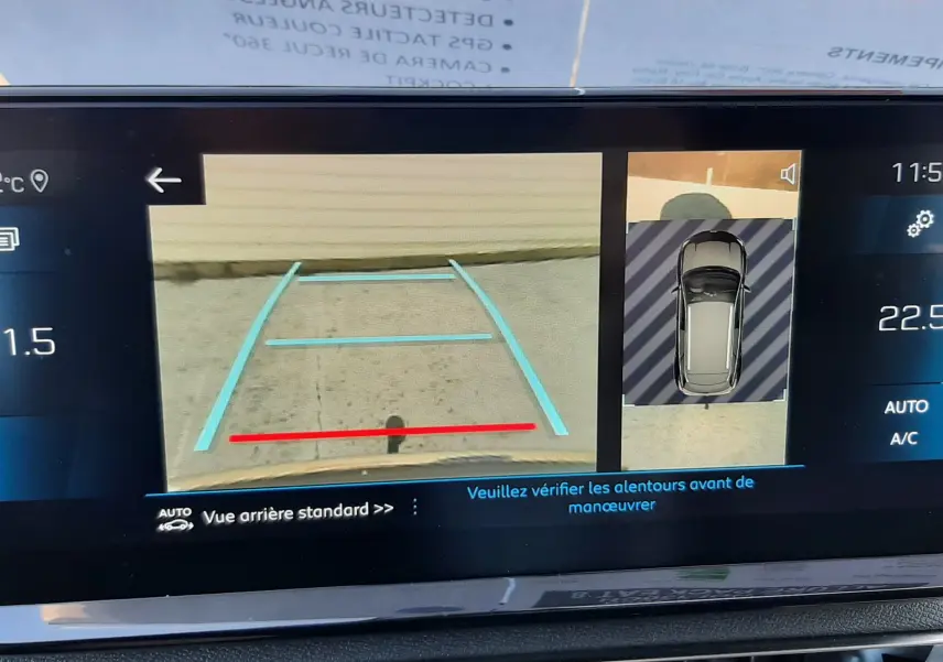 Écran intérieur du Peugeot 3008 gris platinium montrant la caméra de recul avec guidage et vue 360° en affichage digital.