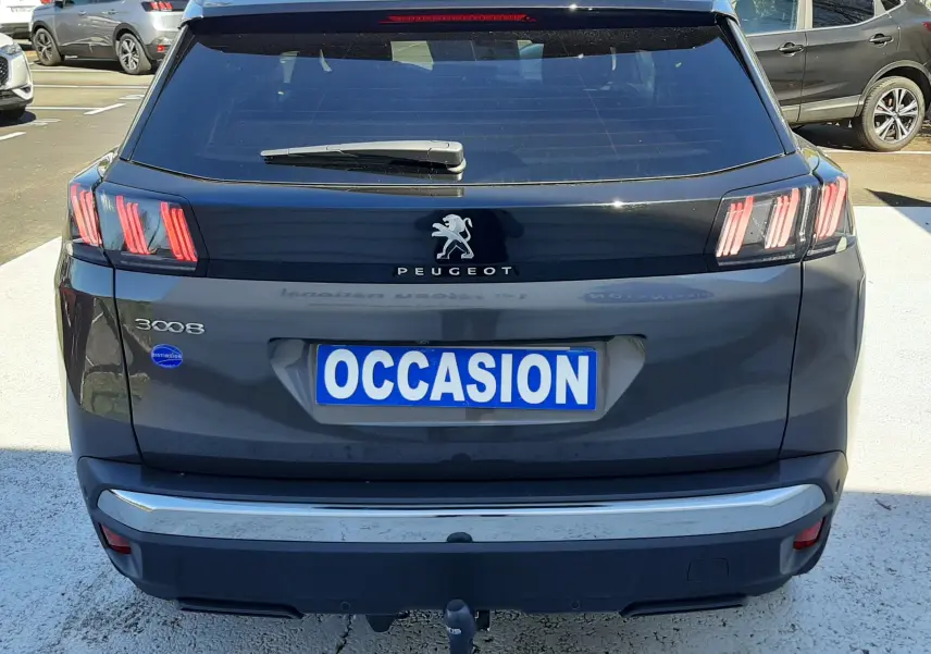 Vue arrière d'un Peugeot 3008 gris platinium black diamond avec feux à LED et attelage visible sur parking.